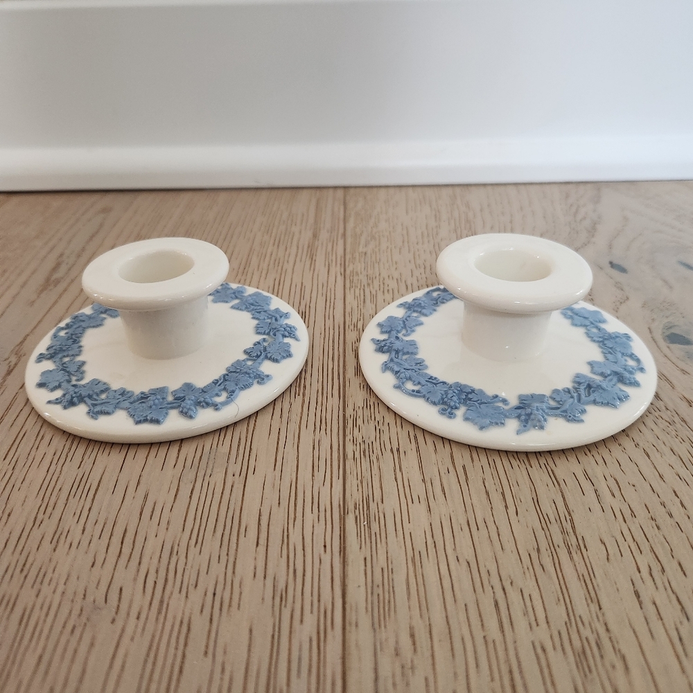 Vintage Wedgwood Embossed Queen's Ware Candlestick Holders - Blue On Cream - Picture 4 of 6